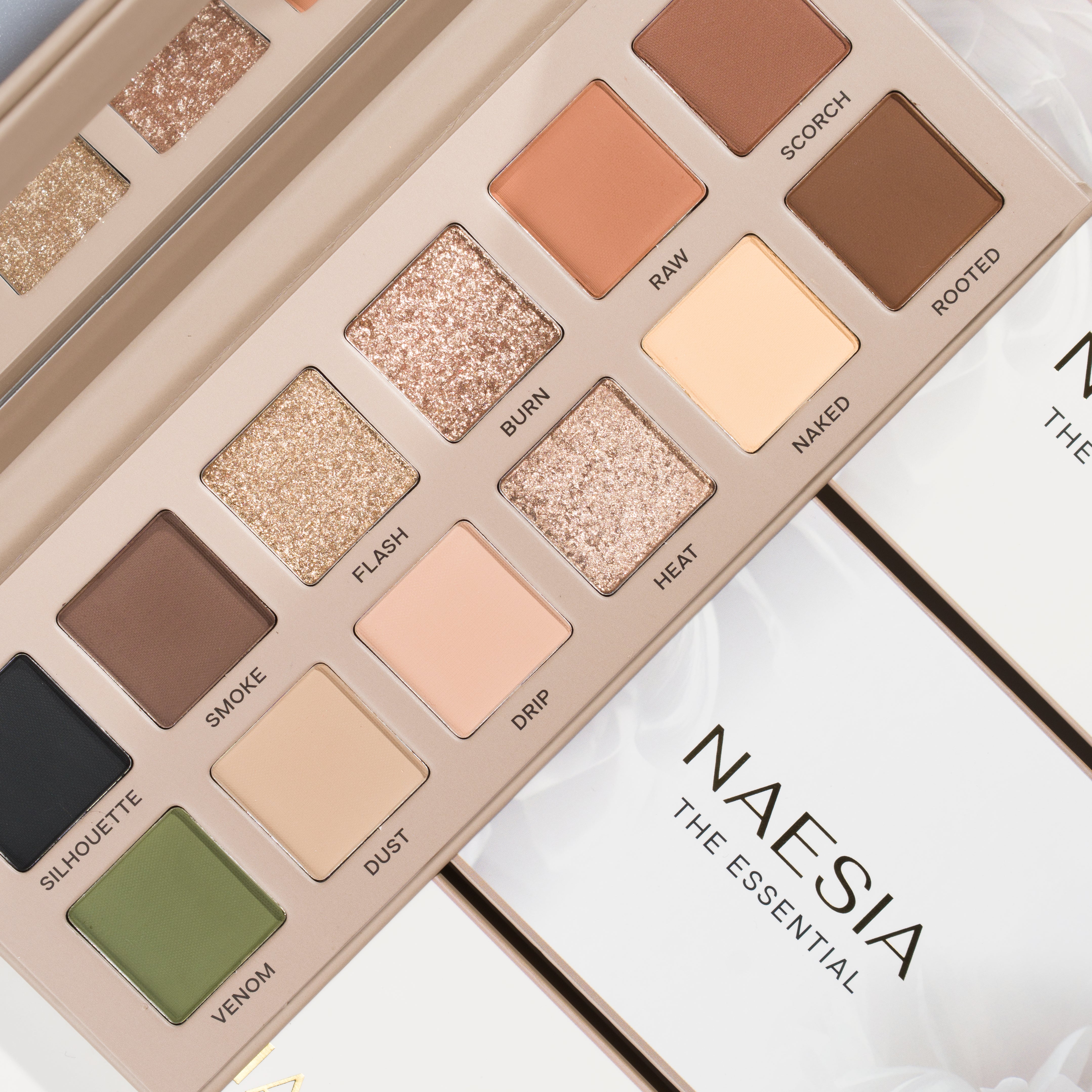 Paletă Farduri 12 Culori - THE ESSENTIAL High Pigmented