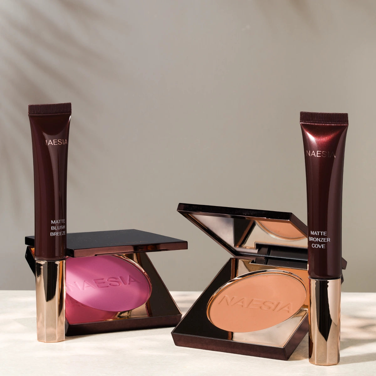 Summer Blush & Bronze Set - Set Fard de Obraz Mat cu Particule de Sclipici Blush Breeze, Bronzer Compact Mat Cove, Fard de Obraz Lichid Matte Blush Breeze și Bronzer Lichid Mat Cove
