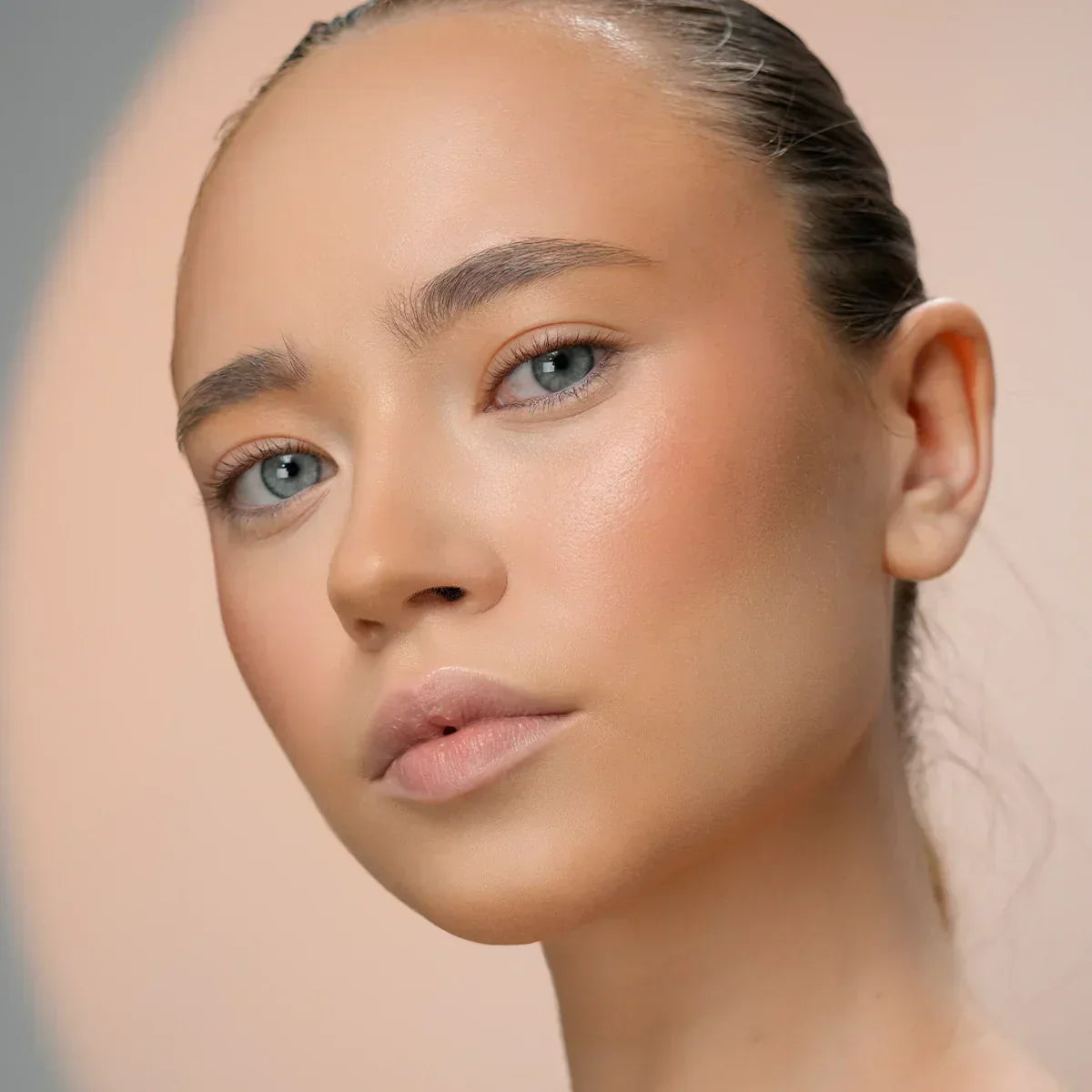 De ce nu rezistă fondul de ten toată ziua?