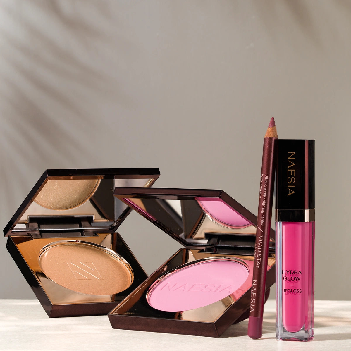 Rosé Glow Set - Set Fard de Obraz Mat cu Particule de Sclipici Blush Breeze, Luciu de Buze Hydra Glow, Creion de Buze Pigmentat Vivid Stay și Iluminator Pudră Sunlit Veil