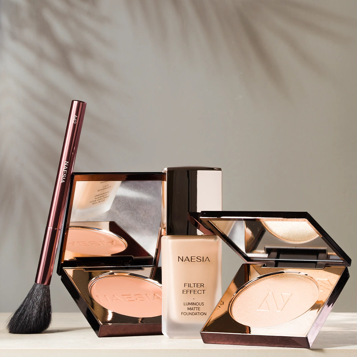 Set Sculpt & Glow Set - Set Fond de Ten Filter Effect Hidratant Full Coverage, Bronzer Compact Mat Cove, Iluminator Pudră Sunlit Veil și Pensula A42