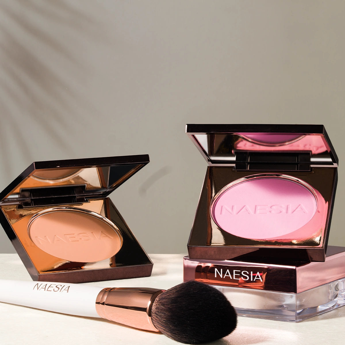Matte Sun Set - Set Pudră Pulbere de Setare Matifiantă Filter Effect, Pensulă Machiaj Masterpiece N2, Fard de Obraz Mat cu Particule de Sclipici Blush Breeze și Bronzer Compact Mat Cove